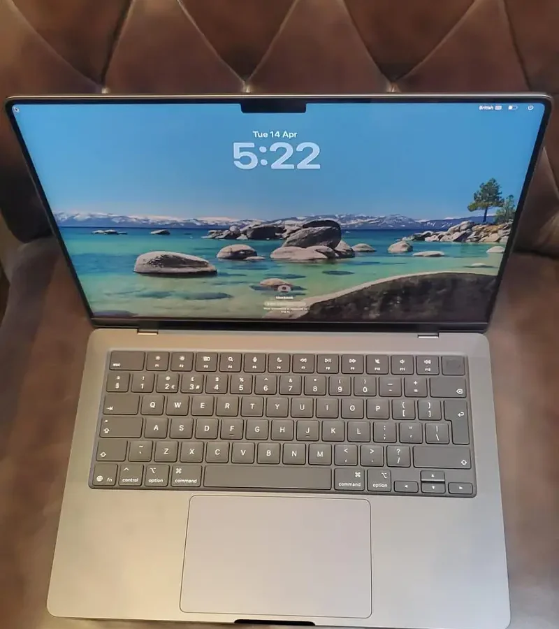 Apple MacBook pro M5 in 14″32gb/1 tb SSD new complete apple warranty