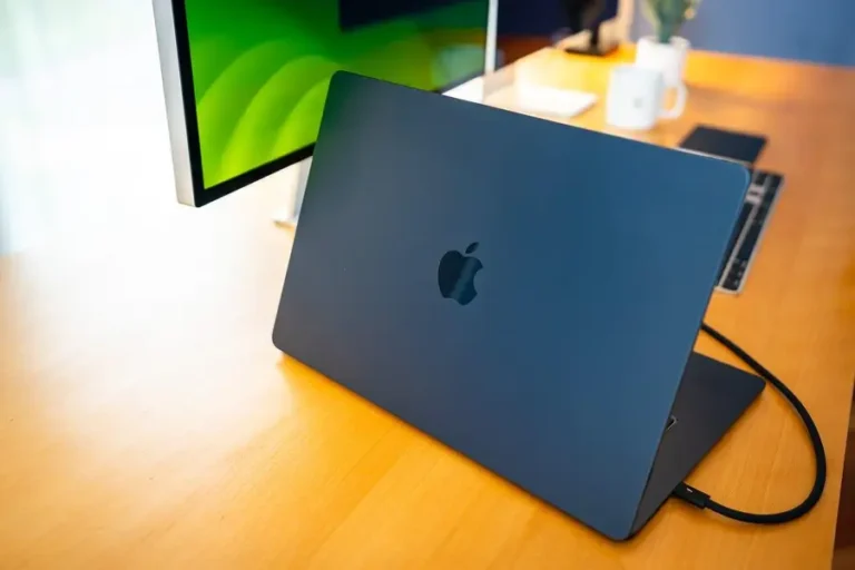 Macbook Air M3. Dark blue