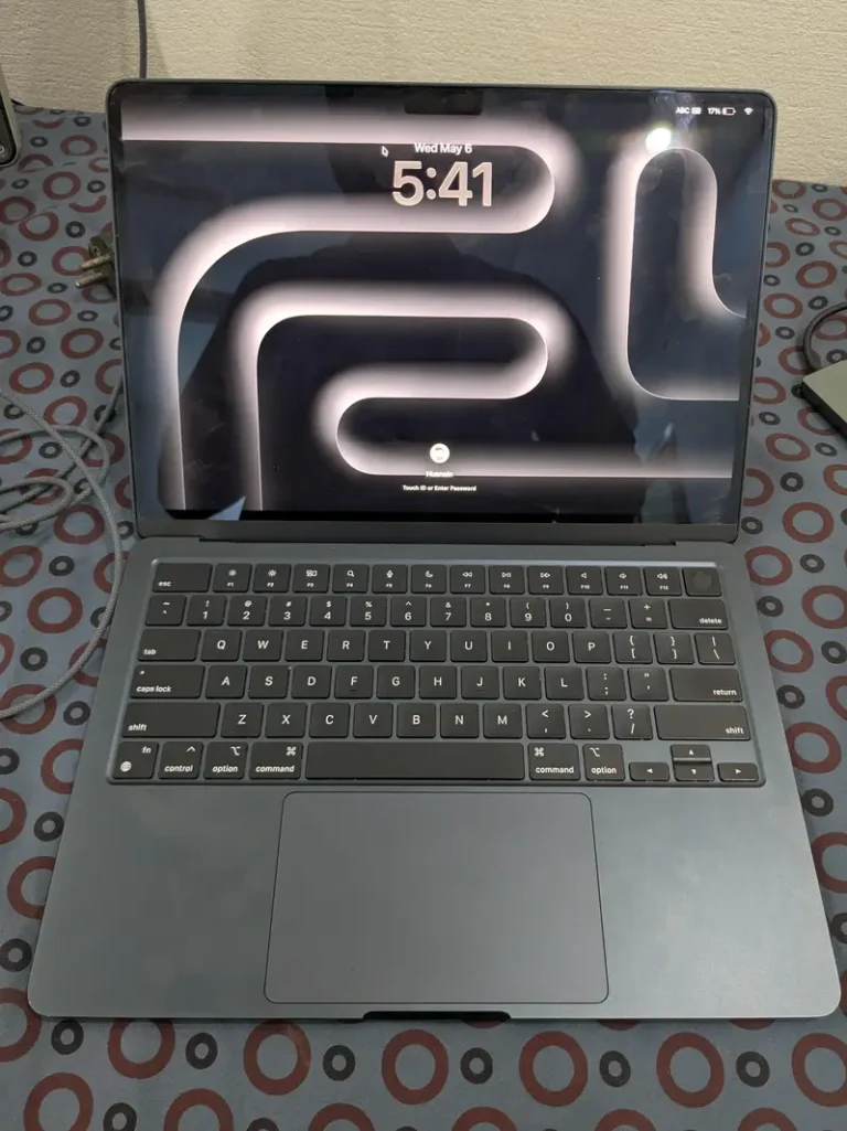 MacBook Air M2 8GB / 256GB /92% Battery