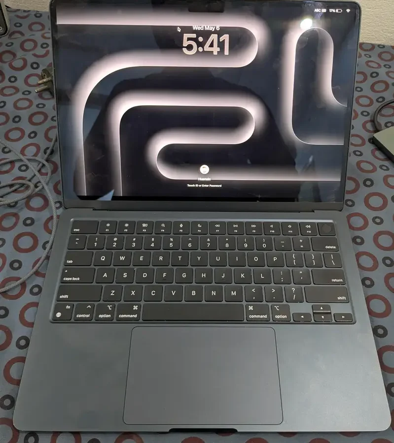 MacBook Air M2 8GB / 256GB /92% Battery