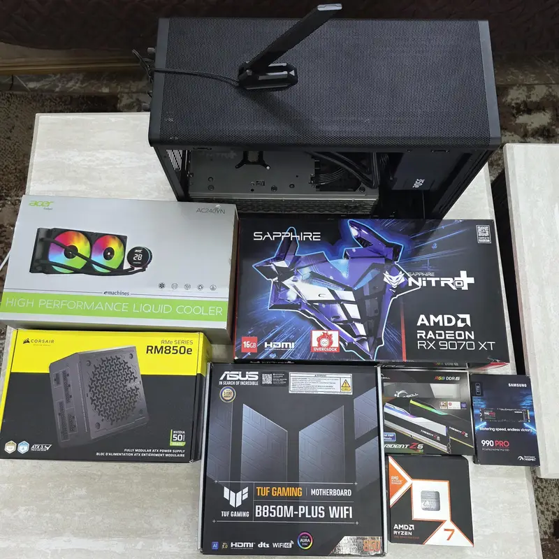 Ryzen 9800X3D Sapphire 9070XT Nitro+ Ultra Gaming/ Rendering PC