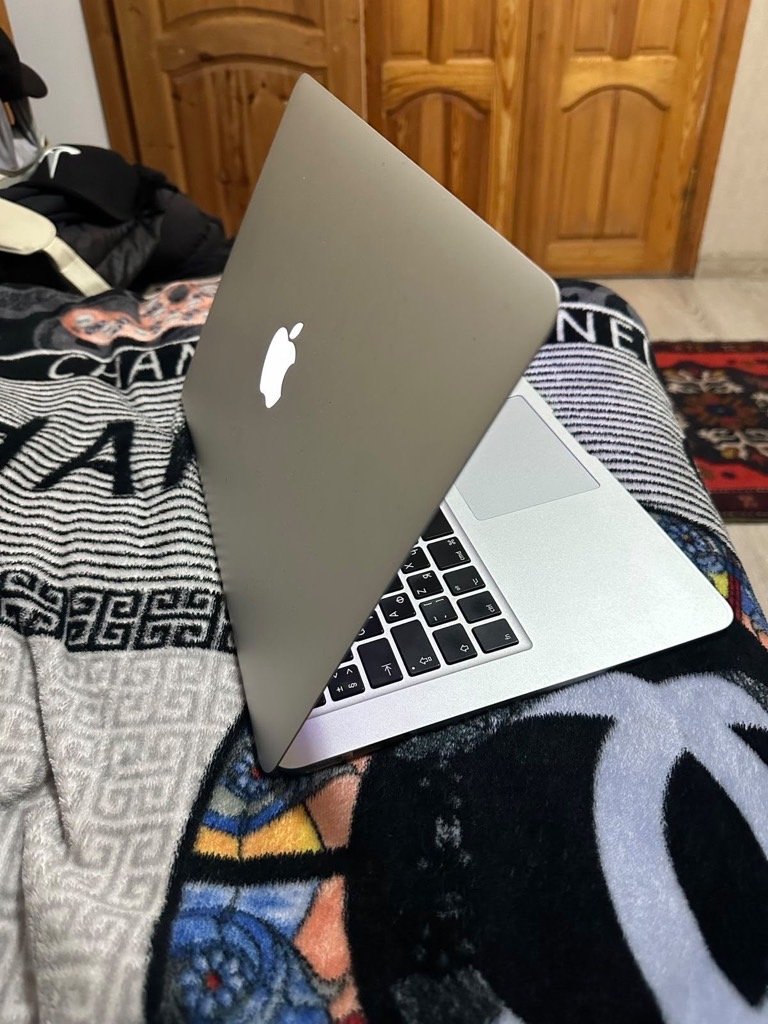 Apple MacBook Air 13-inch 2015 - 4GB RAM - 128GB SSD for Sale in Lahore